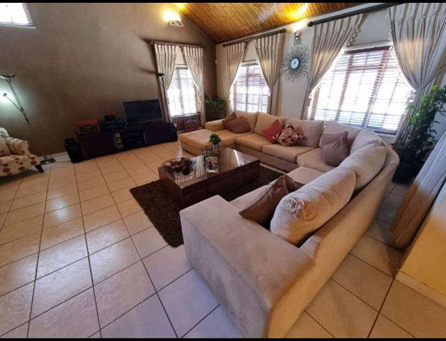 4 BEDROOM HOUSE FOR SALE IN OAKDENE